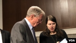 美国参议院军委会主席英霍夫（左）（美国之音黎堡）