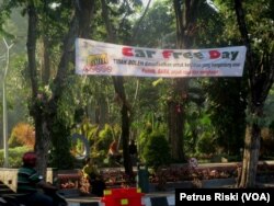 Spanduk larangan pemanfaatan Car Free Day untuk kepentingan politik SARA dan ujaran kebencian di depan Taman Bungkul, Surabaya (Foto: VOA/Petrus Riski).
