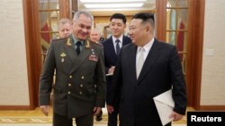 Pemimpin Korea Utara Kim Jong Un bertemu dengan Menteri Pertahanan Rusia Sergei Shoigu. (Foto: via Reuters)