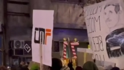 Veliki sendvič koji su studenti doneli kao rođendanski poklon direktoru RTS-a Draganu Bujoševiću