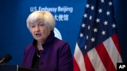 Menteri Keuangan Janet Yellen berbicara dalam konferensi pers di Kedutaan Besar AS di Beijing, Minggu, 9 Juli 2023. (Foto: AP/Mark Schiefelbein)