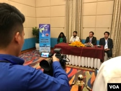 AIBD president Fayyaz Shehryar and Meas Sophorn, spokesman for Cambodia’s Ministry of Information, at a press conference at the end of the 16th Asia Media Summit in Siem Reap, Cambodia. (Sophat Soeung/VOA Khmer)