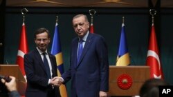 Presiden Turki Recep Tayyip Erdogan (kanan) dan Perdana Menteri Swedia yang baru, Ulf Kristersson, bersalaman setelah konferensi pers bersama di Ankara, Turki, 8 November 2022. (Foto: Burhan Ozbilic/AP Photo)
