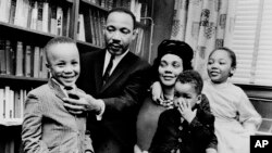Dr. Martin Luther King Jr. da matarsa, Coretta Scott King da yaransu uku