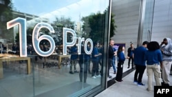 FILE - Toko Apple di The Grove di Los Angeles, California, saaat peluncuran iPhone 16, 20 September 2024.