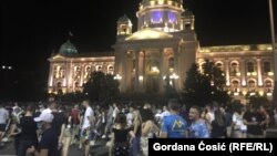 Studenti tokom protesta pred zgradom Skupštine Srbije u Beogradu (Foto: Gordana Ćosić/RFERL)