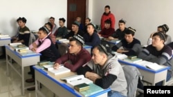 新疆政府为一小批外国记者组织了对乌鲁木齐一个“再教育营”的参观.维吾尔穆斯林学生正在上课。（2019年1月3日） 