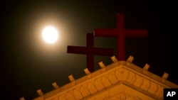 月光照耀下的温州圣三一教堂十字架。（资料照）