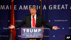 Bakal calon presiden dari Partai Repubik Donald Trump berbicara saat berkampanye di atas pesawat USS Yorktown di Mount Pleasant, S.C., 7 Desember 2015. Ia membela usulannya melarang Muslim masuk ke Amerika.