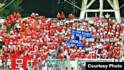 2015年11月港中足球大战香港球迷集体嘘国歌 (苹果日报图片)