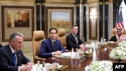 Američka delegacija na čelu sa državnim sekretarom Markom Rubiom na pregovorima o Ukrajini u Saudijskoj Arabiji. 18. februar, 2025. (Foto: AFP/Evelyn Hockstein)