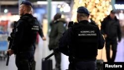 在阿姆斯特丹机场巡逻的荷兰警察。（路透社资料照）