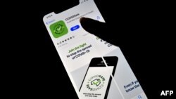 Peragaan cara mengunduh aplikasi "COVIDSafe" yang diluncurkan oleh Pemerintah Australia, di Sydney, 27 April 2020. (Photo by Saeed KHAN / AFP)