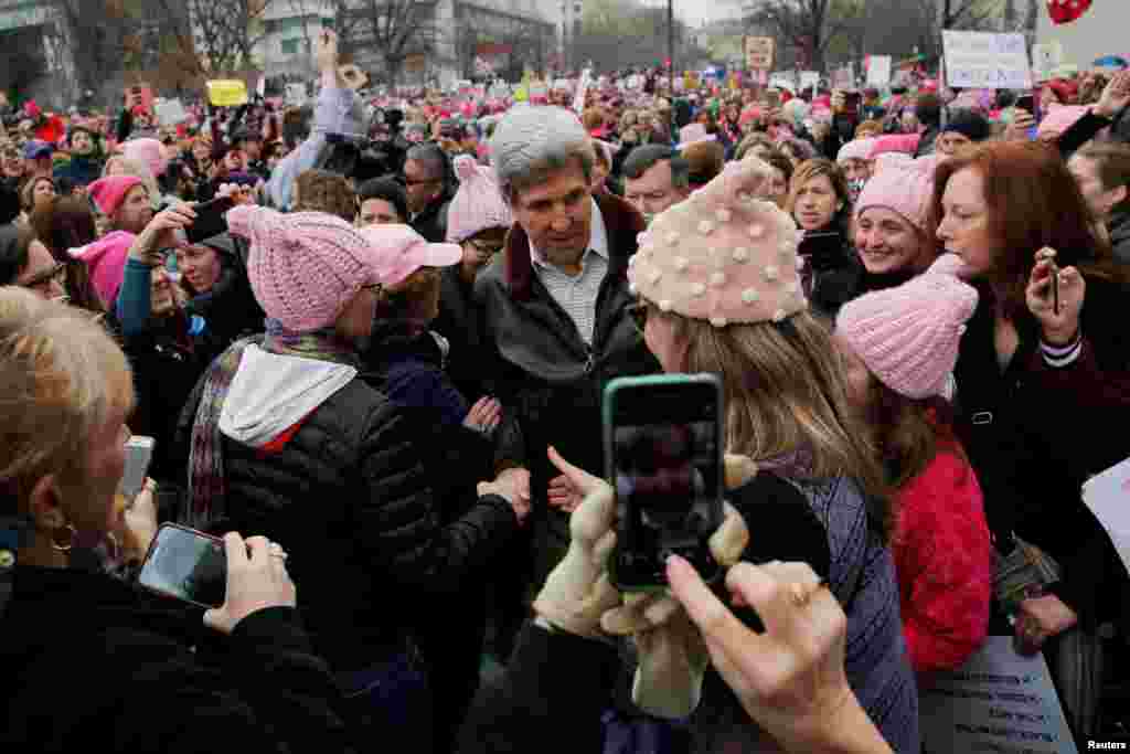 Mantan menteri luar negeri AS John Kerry bergabung dengan protes Women&#39;s March di Washington, setelah pelantikan Presiden Donald Trump (21/1). (Reuters/Brian Snyder)