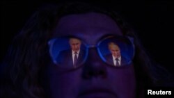 Građani u bioskopu u Sankt Peterburgu prate TV prenos godišnjeg obraćanja ruskog predsjednika Vladimira Putina federalnoj skupštini (Foto: REUTERS/Anton Vaganov)