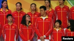 中国奥运精英代表团在香港,因“洪荒之力”而爆红网络的游泳选手傅园慧和游泳选手孙杨聊天(2016年8月28日)