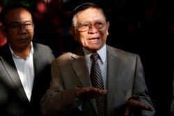 FILE: Cambodian opposition leader Kem Sokha speaks to journalists at his house in Phnom Penh, Cambodia February 6, 2020. REUTERS/Stringer
