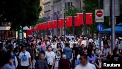 上海南京路上的行人 （路透社2021年5月10日）