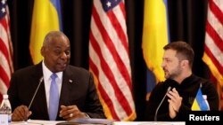 Menteri Pertahanan Amerika Serikat Lloyd Austin dan Presiden Ukraina Volodymyr Zelenskyy menghadiri pertemuan Grup Kontak Pertahanan Ukraina di Pangkalan Udara Ramstein di Jerman, 6 September 2024.