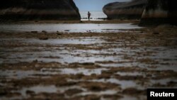 Pantai berbatu di pulau Natuna Besar. (Reuters/Tim Wimborne)