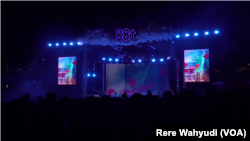 Panggung "Head in the Clouds" di La Historic Park, Los Angeles, California. (Foto: VOA/Rere Wahyudi)