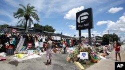 Memorial di luar kelab malam Pulse di Orlando, Florida, tempat terjadinya penembakan massal, Juli 2016. (AP/John Raoux)