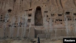 Seorang pekerja tampak berada di lokasi patung Budha di provinsi Bamiyan, Afghanistan, pada 2 Maret 2023. (Foto: Reuters/Ali Khara)