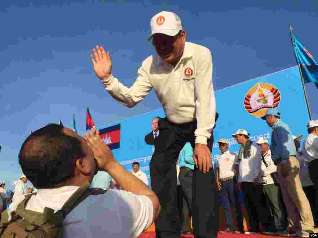 ឯកឧត្តមបណ្ឌិត អ៊ិត សំហេង រដ្ឋមន្រ្តីក្រសួងការងារនិងបណ្តុះបណ្តាលវិជ្ជាជីវៈកំពុងនិយាយជាមួយលោក ឡង់ ឌីម៉ង់ ឯកអគ្គរដ្ឋទូតកម្ពុជាប្រចាំនៅកូរ៉េខាងត្បូង ក្នុងការដង្ហែក្បួនឃោសនាបោះឆ្នោតថ្ងៃចុងក្រោយ កាលពីព្រឹកថ្ងៃទី០២ ខែមិថុនា ២០១៧។(ហ៊ុល រស្មី/VOA)