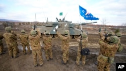Anggota Pasukan Bela Diri Darat Jepang bersorak selama latihan militer tahunan di Kamp Minami Eniwa, Hokkaido (foto: dok). 