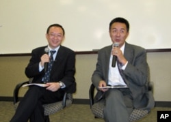 余杰( 左)通过翻译赵锋在洛杉矶演讲
