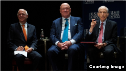 李侃如（右），克林顿总统的国家安全事务特别助理；美国关系全国委员会会长欧伦斯（左）；包道格，原美国在台协会台北办事处处长