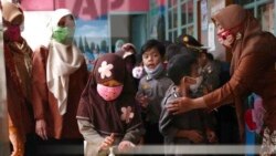 Anak-anak Taman Kanak-kanak diajar untuk menggunakan penyanitasi tangan di Jakarta (foto: ilustrasi).