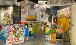 香港政治漫画家尊子绘画有关北京八九民运与香港反送中运动的作品,在支联会六四纪念馆展出(美国之音/汤惠芸)