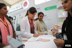 ការ​ដាក់​តាំង​បង្ហាញ​ផលិត​ផល​ថ្នាំ​ពេទ្យ និង​បរិក្ខា​មួយ​ចំនួន​ទៀត​ពាក់​ព័ន្ធនឹង​សុខភាព​ម្តាយ​ ទារក និង​កុមារ ក្នុងវេទិកា​ស្តីអំពី​សុខភាពមាតា ទារក និងកុមារ ដែល​ប្រព្រឹត្ត​ទៅ​ក្នុង​ទីក្រុង​ញូវ​ដេលី ប្រទេស​ឥណ្ឌា នៅ​ថ្ងៃ​ទី​១២ ខែធ្នូ ឆ្នាំ២០១៨។ (កាន់​ វិច្ឆិកា/VOA)