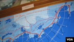 俄罗斯北极博物馆中展示的一幅1980年绘制北极航道图，以及服务北极航道的苏联破冰船队照片。（美国之音白桦） 