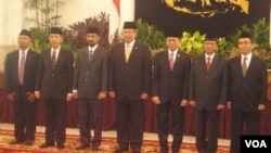 Presiden SBY didampingi Wakil Presiden Boediono saat melantik para pimpinan KPK di Istana Negara (16 Desember 2011). DPR menginginkan kewenangan KPK yang sangat luas dapat diawasi.