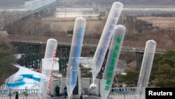 지난 2011년 12월 한국 임진각 망배단에서 탈북민 단체들이 북한으로 전단을 날리고 있다.