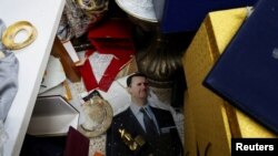 Lični suveniri el Asada u jednoj od prostorija u predsedničkoj palati u Damasku (Foto: REUTERS/Amr Abdallah Dalsh)