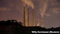 Uap dan asap membubung dari PLTU Suralaya di Suralaya, Banten, 11 Juli 2020. Otoritas Jasa Keuangan (OJK) mengatakan bursa perdagangan karbon akan diluncurkan pada paruh kedua 2023. (Foto: Willy Kurniawan/Reuters)