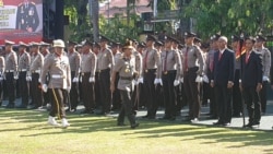 Kapolri Jenderal Idham Azis saat melakukan pemeriksaan pasukan dalam upacara pengukuhan kenaikan tipologi Polda Sulawesi Tengah dari tipe B menjadi tipe A pada Jumat pagi, 15 November 2019. (Foto: VOA/Yoanes Litha)