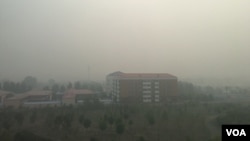 2016年10月14日上午，京津冀地区再陷雾霾重污染。图为当天北京南郊一院落。（美国之音叶兵拍摄）