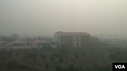 2016年10月14日上午，京津冀地区再陷雾霾重污染。图为当天北京南郊一院落。（美国之音叶兵拍摄）