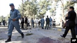 Cảnh sát Afghanistan tới hiện trường vụ đánh bom tự sát ở tỉnh Herat, 10/4/2012.