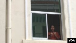 Kung Raiya, 24, stands in the waiting room for the accused people at the Appeal Court, July 21, 2016.(Hul Reaksmey/VOA Khmer)