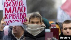 Ilustracija - studentkinja na jednom od studentskih protesta povodom pada nadstrešnice zgrade železničke stanice u Novom Sadu (REUTERS/Djordje Kojadinovic)