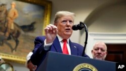 Presiden AS Donald Trump mengumumkan perubahan pada Undang-Undang Kebijakan Lingkungan Nasional AS di Gedung Putih, Washington, 9 Januari 2020.