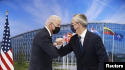 Presiden AS Joe Biden dan Sekretaris Jenderal NATO Jens Stoltenberg pada pertemuan puncak NATO, di markas besar Aliansi di Brussels, Belgia, 14 Juni 2021. (Foto: Stephanie Lecocq via REUTERS)