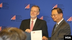 美国在台协会处长郦英杰（左）在高雄颁奖给美国船舶救援系统的台湾合作伙伴