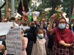 Ratusan pengungsi Afghanistan berdemonstrasi di depan kantor UNHCR Jakarta menuntut permukiman kembali, Selasa (24/8). (VOA/Indra Yoga)