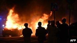 Mobil-mobil di Ramels vag, Rosengard, Malmo dibakar massa menyusul kerusuhan dini hari tanggal 4 September 2023. (Johan Nilsson/TT / TT NEWS AGENCY / AFP)